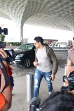 Sidharth Malhotra Spotted At Airport on 29th June 2017